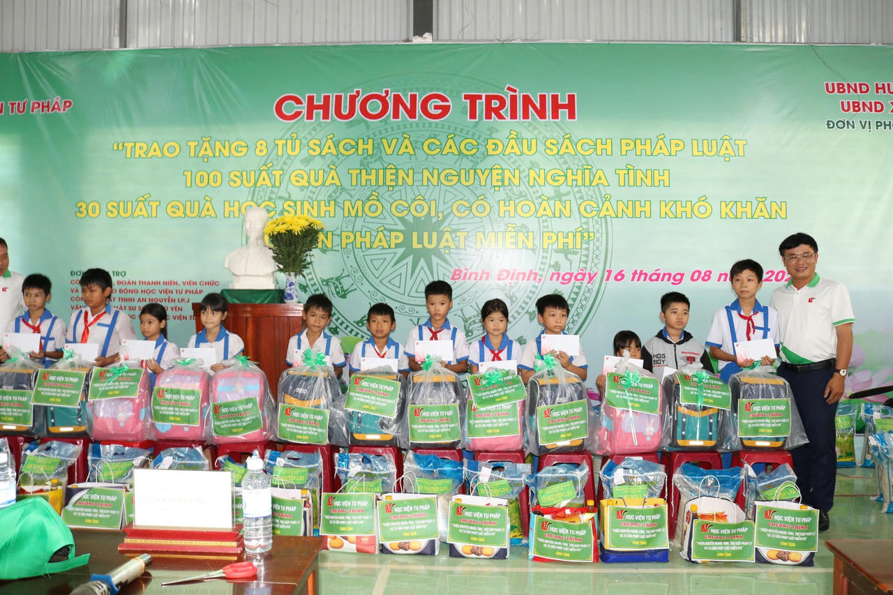 Học viện Tư pháp trao quà tại Bình Định