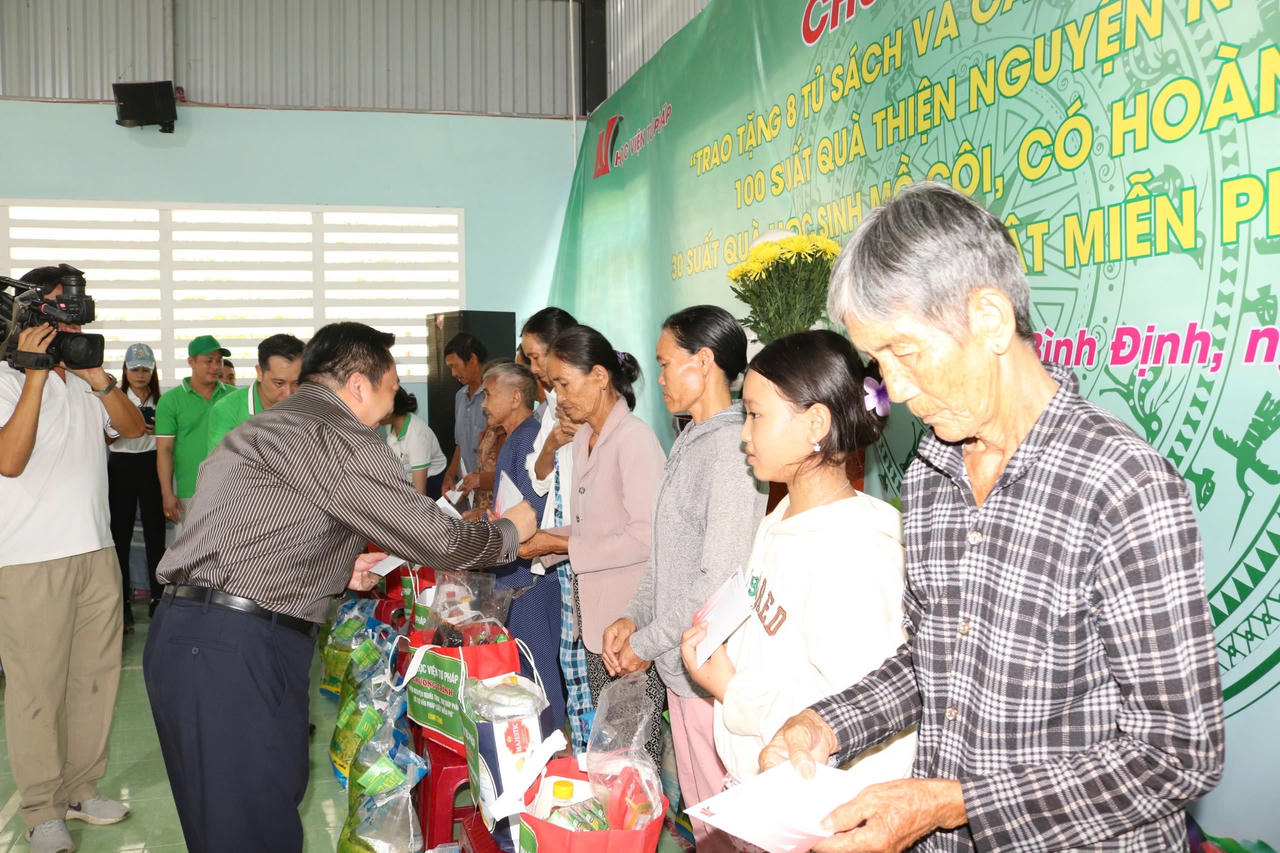 Học viện Tư pháp trao quà tại Bình Định