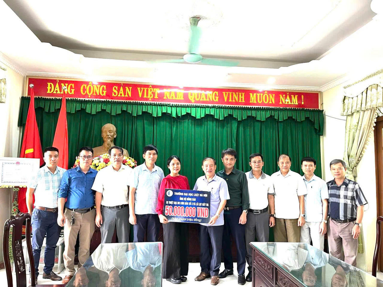 Trường Đại học Luật Hà Nội ủng hộ đồng bào bị thiệt hại và hỗ trợ giáo dục vùng bị ảnh hưởng bởi bão lũ