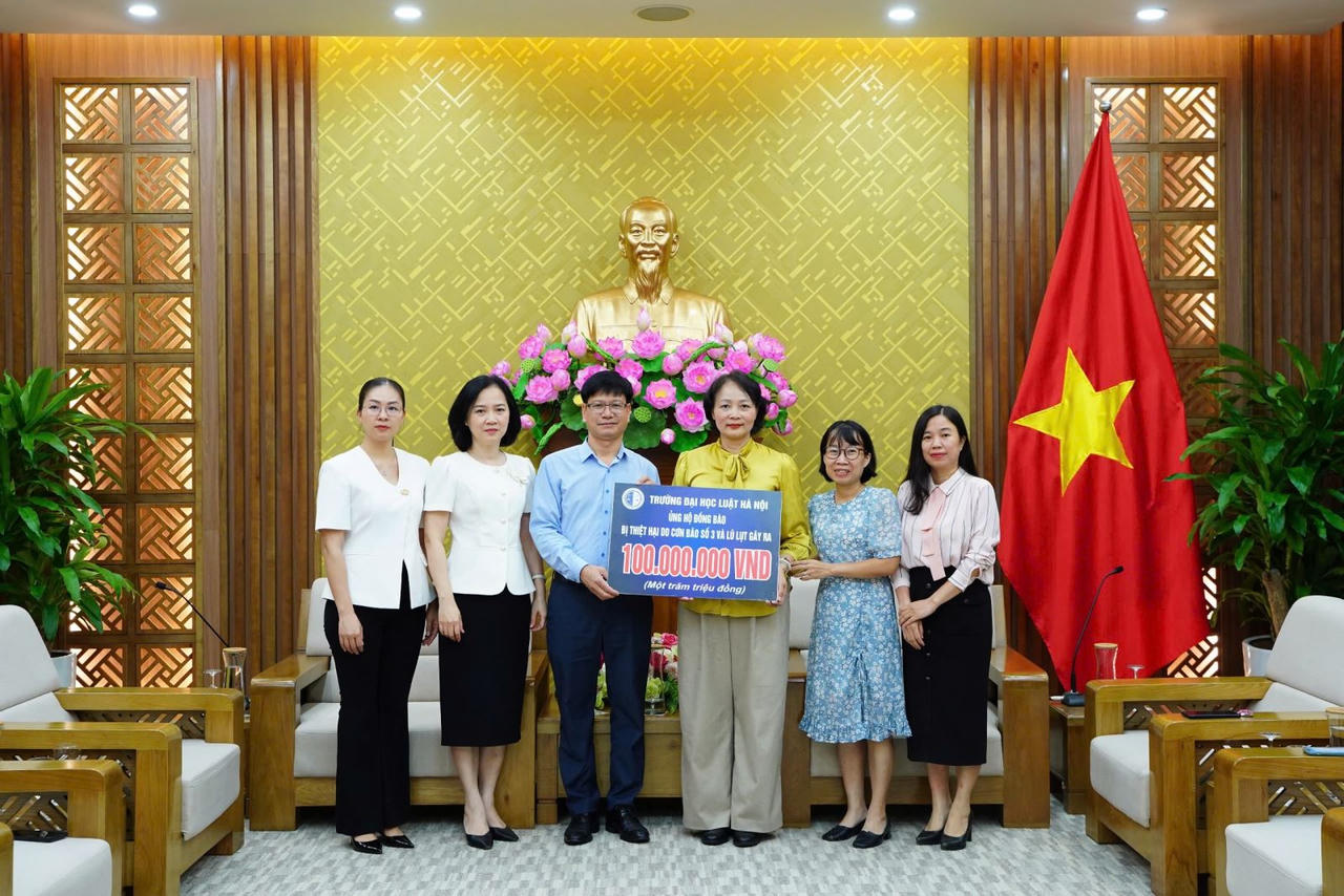Trường Đại học Luật Hà Nội ủng hộ đồng bào bị thiệt hại và hỗ trợ giáo dục vùng bị ảnh hưởng bởi bão lũ