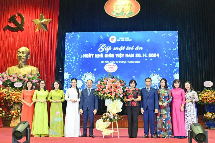 Lãnh đạo Bộ Tư pháp chúc mừng Ngày Nhà giáo Việt Nam 20/11