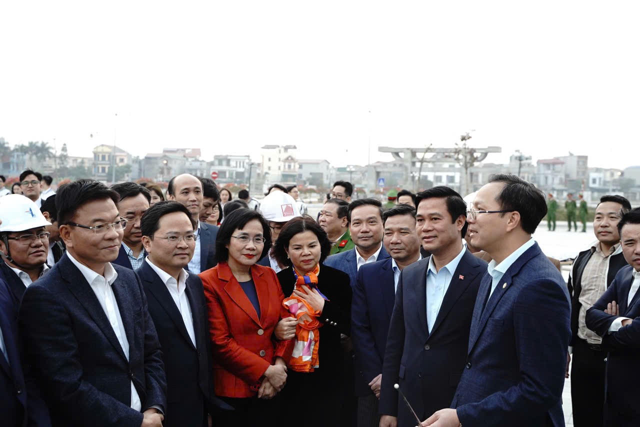 Phó Thủ tướng Chính phủ Lê Thành Long thăm, tặng quà Trường Đại học Luật Hà Nội cơ sở 2 tại Bắc Ninh