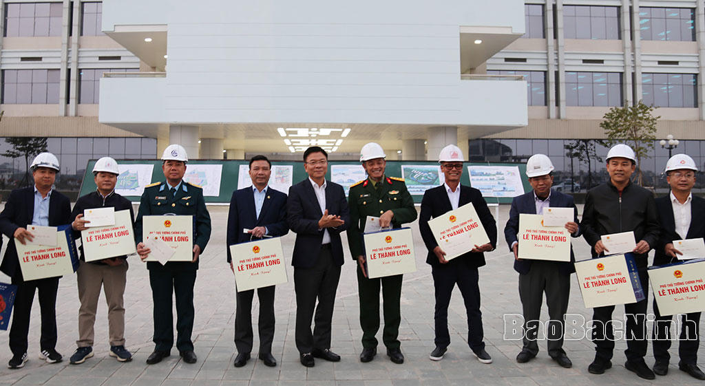 Phó Thủ tướng Chính phủ Lê Thành Long thăm, tặng quà Trường Đại học Luật Hà Nội cơ sở 2 tại Bắc Ninh