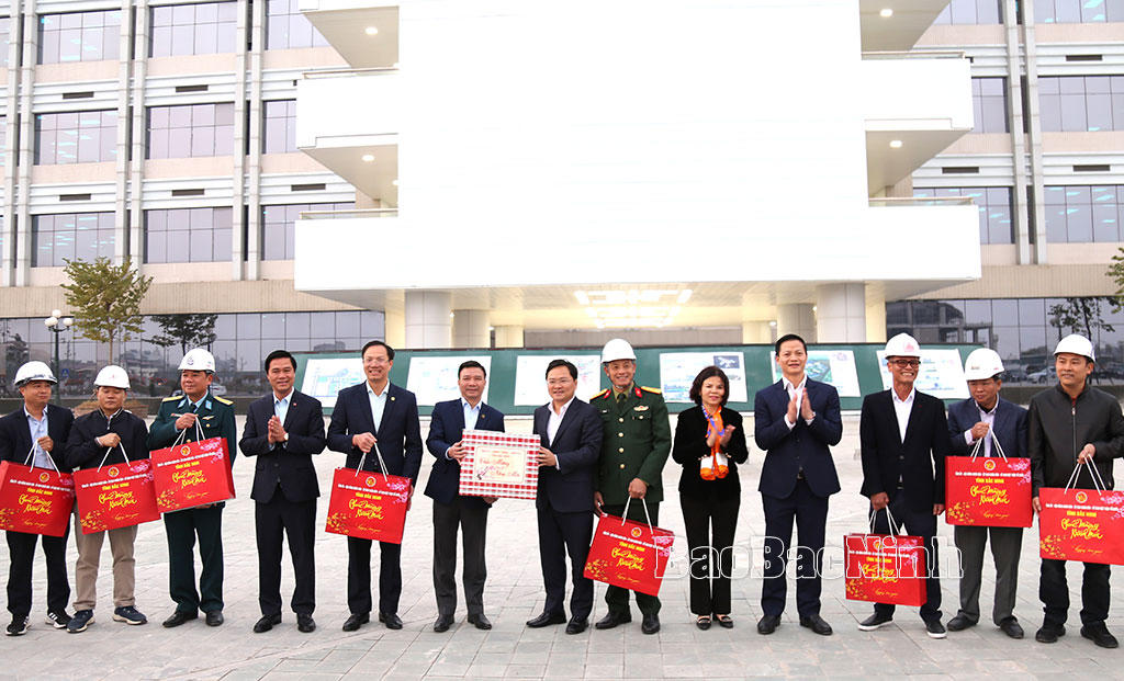 Phó Thủ tướng Chính phủ Lê Thành Long thăm, tặng quà Trường Đại học Luật Hà Nội cơ sở 2 tại Bắc Ninh