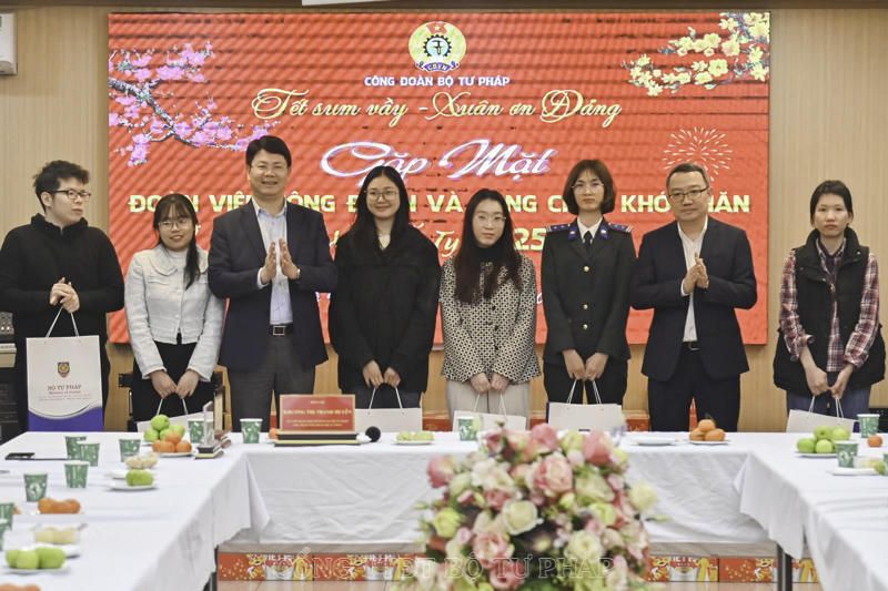 Công đoàn Bộ Tư pháp tổ chức gặp mặt đoàn viên công đoàn, công chức, viên chức khó khăn 