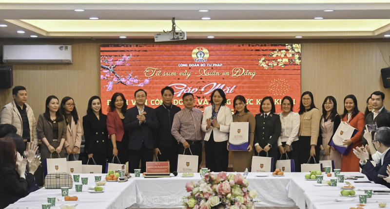 Công đoàn Bộ Tư pháp tổ chức gặp mặt đoàn viên công đoàn, công chức, viên chức khó khăn 