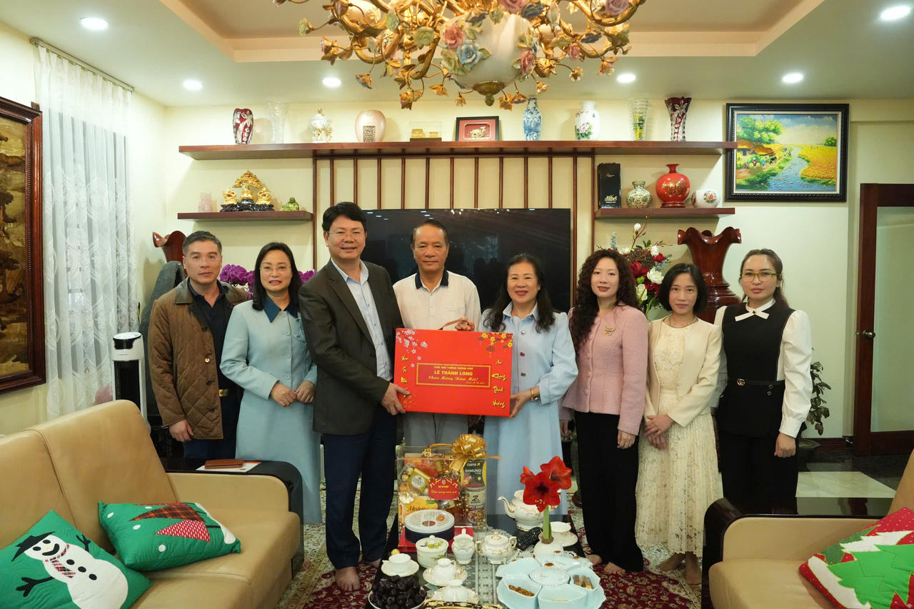 Lãnh đạo Bộ Tư pháp thăm, chúc Tết gia đình các đồng chí nguyên lãnh đạo Bộ