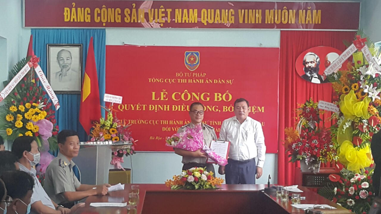 Lui về phía sau, vẫn đau đáu hiến kế đổi mới công việc