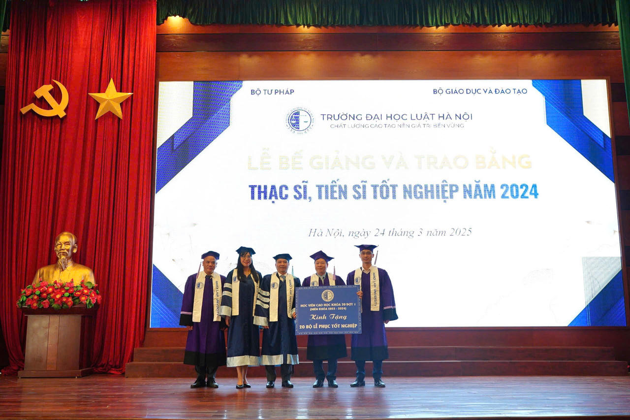 Trường Đại học Luật Hà Nội trao bằng thạc sĩ, tiến sĩ năm 2024