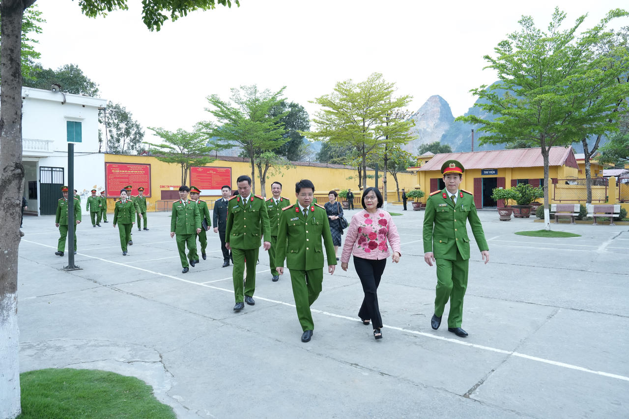 Thứ trưởng Đặng Hoàng Oanh kiểm tra công tác đặc xá tại Trại giam Ninh Khánh