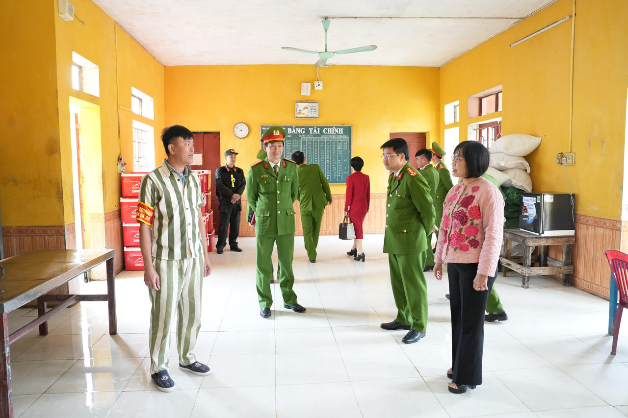 Thứ trưởng Đặng Hoàng Oanh kiểm tra công tác đặc xá tại Trại giam Ninh Khánh