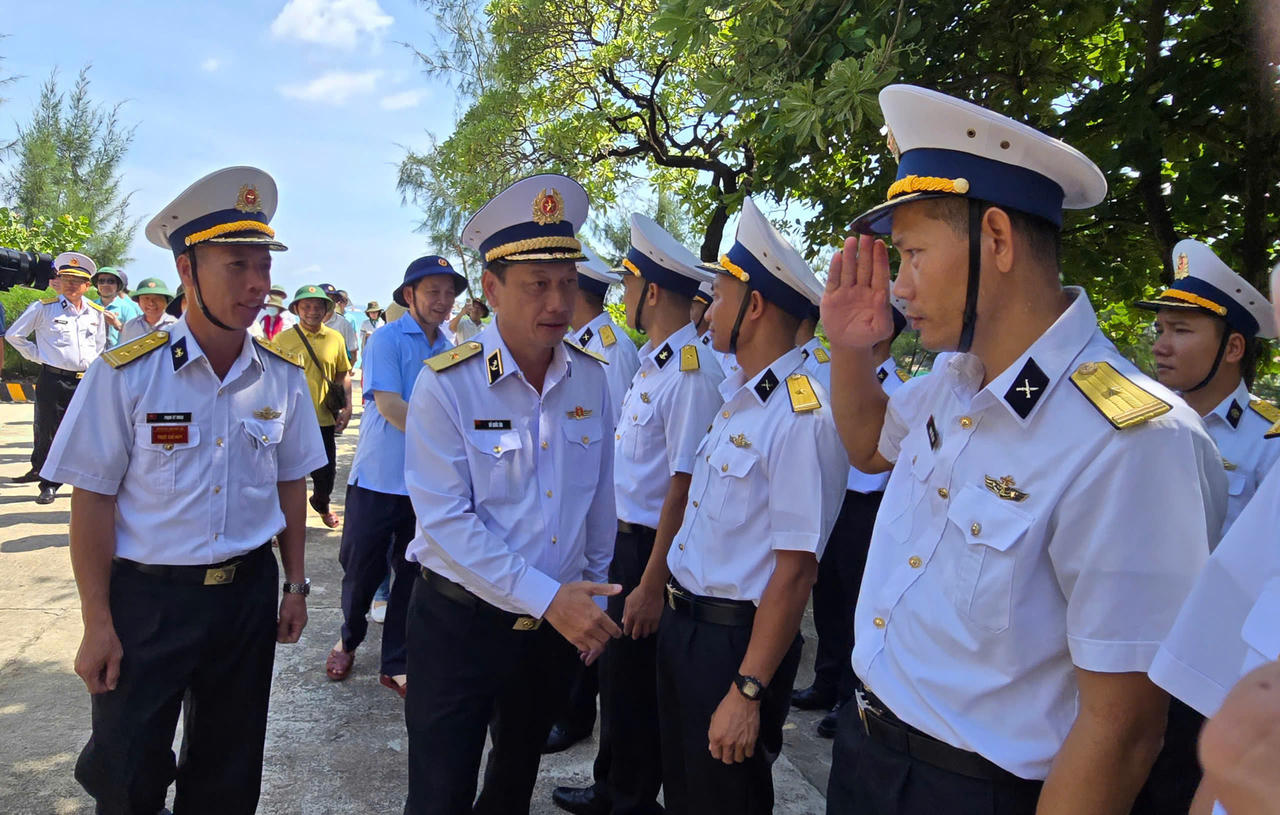 Đoàn công tác số 10 kết thúc tốt đẹp chuyến thăm quần đảo Trường Sa và nhà giàn DK1