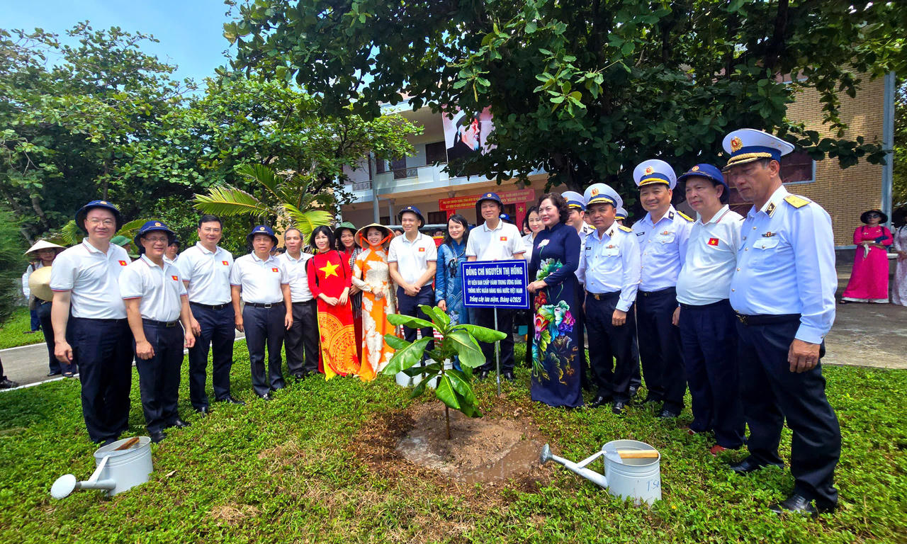 Đoàn công tác số 10 kết thúc tốt đẹp chuyến thăm quần đảo Trường Sa và nhà giàn DK1