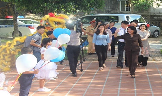 Phó Chủ tịch nước thăm và tặng quà cho trẻ em ở làng SOS Huế