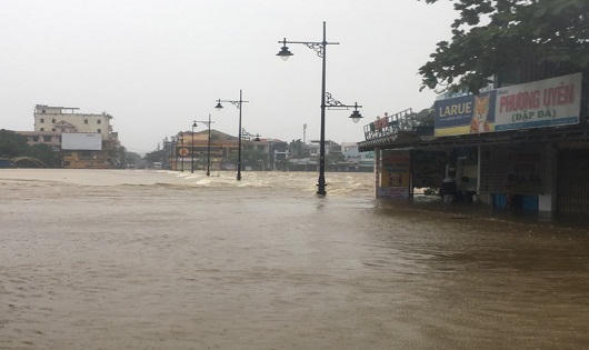 Mưa lớn, người dân Thừa Thiên - Huế phải chèo thuyền trên đường phố