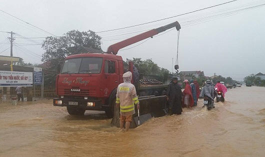Mưa lớn, người dân Thừa Thiên - Huế phải chèo thuyền trên đường phố