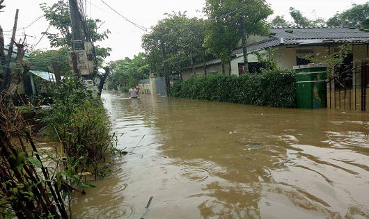 Mưa lớn, người dân Thừa Thiên - Huế phải chèo thuyền trên đường phố