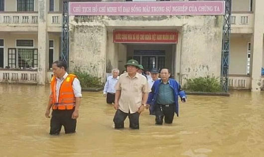 Bộ trưởng Bộ Thông tin và Truyền thông thăm bà con vùng rốn lũ