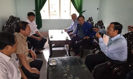 Bộ trưởng Bộ Thông tin và Truyền thông thăm bà con vùng rốn lũ