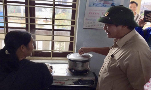Bộ trưởng Bộ Thông tin và Truyền thông thăm bà con vùng rốn lũ