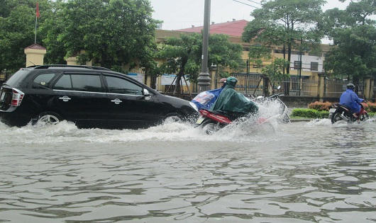 Mưa lớn, đường Thừa Thiên - Huế lại 'thành sông', nước ngập cả nhà dân