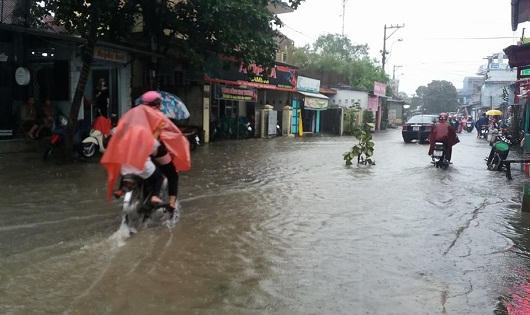 Mưa lớn, đường Thừa Thiên - Huế lại 'thành sông', nước ngập cả nhà dân