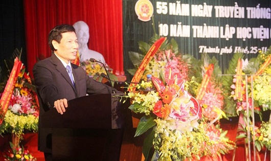 Bộ trưởng Nguyễn Ngọc Thiện chia vui với Học viện Âm nhạc Huế