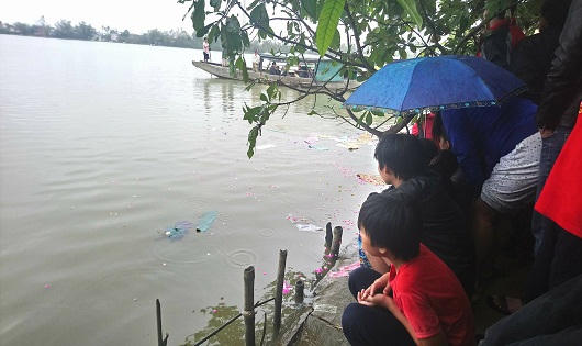 Nỗ lực tìm kiếm bé gái 4 tuổi mất tích, nghi do rơi xuống sông