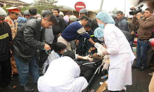 Giải cứu 3 người trọng thương trong cabin xe tải lật ngửa trên đường