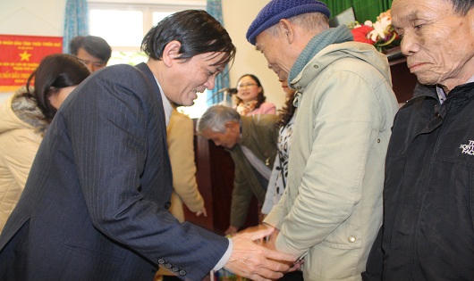 Công đoàn Cơ sở chi nhánh NHCSXH tỉnh TT- Huế trao quà tết vì người nghèo