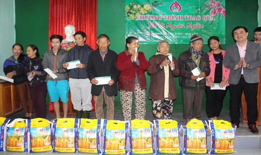 Công đoàn Cơ sở chi nhánh NHCSXH tỉnh TT- Huế trao quà tết vì người nghèo