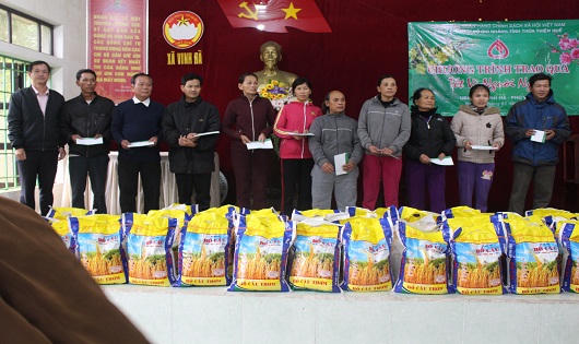 Công đoàn Cơ sở chi nhánh NHCSXH tỉnh TT- Huế trao quà tết vì người nghèo