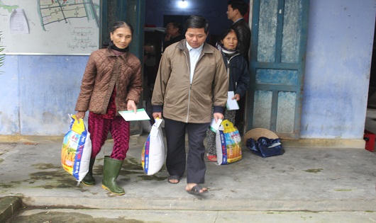 Công đoàn Cơ sở chi nhánh NHCSXH tỉnh TT- Huế trao quà tết vì người nghèo