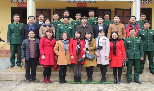 Công đoàn cơ sở NHCSXH TT- Huế tặng quà chiến sĩ vùng biên cương