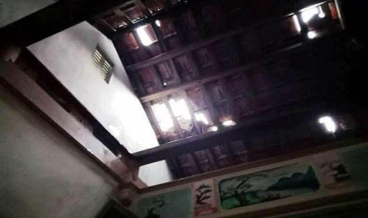 Lốc xoáy khiến hàng chục nhà dân bị tốc mái