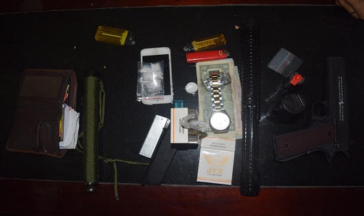 Hai thanh niên mang theo súng nửa đêm vứt ma túy bên đường