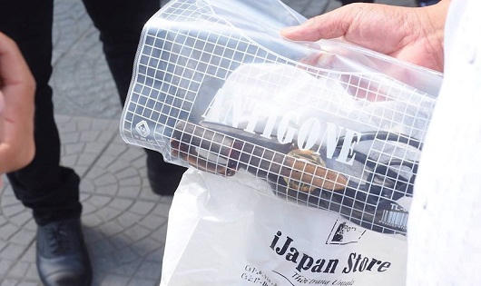 Giải cứu nữ nhân viên công ty nước bị nam thanh niên dùng dao khống chế