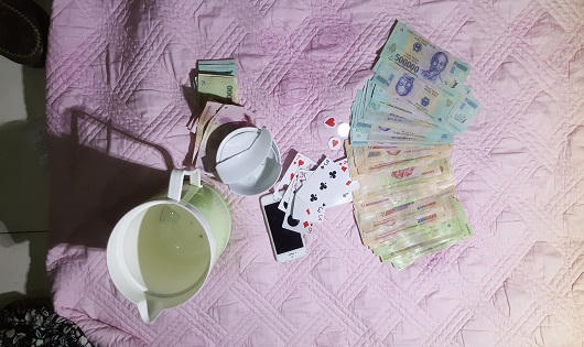 Phá sòng bạc lúc nửa đêm, thu tại chỗ hơn 200 triệu đồng