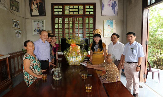 NHCSXH tỉnh TT Huế thăm, tặng quà các mẹ Việt Nam anh hùng