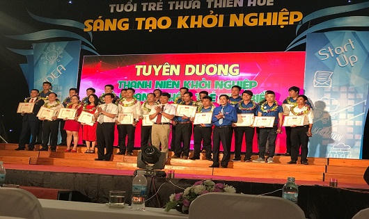 Trồng hoa trên bùn, chàng nông dân 8x thu hàng trăm triệu đồng mỗi năm