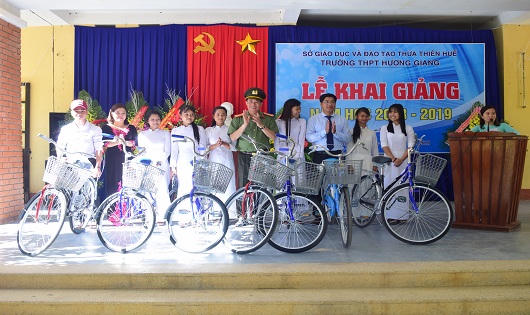 Công an tỉnh TT- Huế tặng xe đạp cho các em học sinh nghèo vượt khó