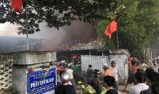 Cháy lớn tại nhà xưởng sản xuất bàn ghế mây