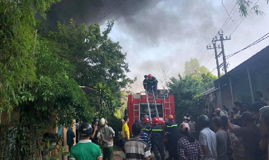 Cháy lớn tại nhà xưởng sản xuất bàn ghế mây