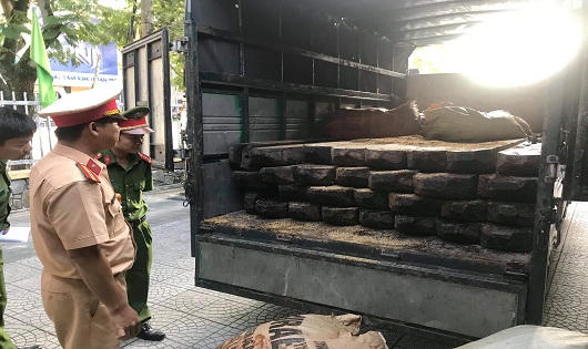 Phát hiện xe ô tô chở số lượng lớn gỗ không rõ nguồn gốc