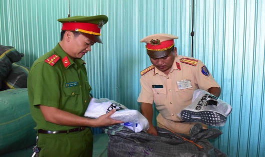 Liên tiếp phát hiện xe chở hàng hóa không rõ nguồn gốc