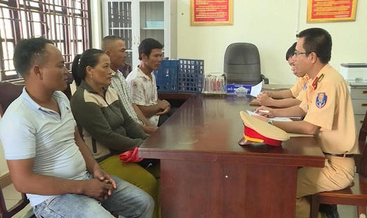 Bắt 8 thuyền khai thác cát trái phép trên sông Hương