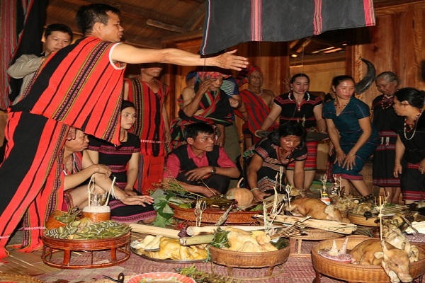 Độc đáo lễ hội Aza Koonh