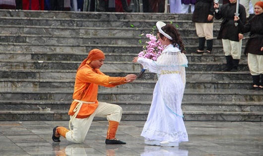 Dâng hương kỷ niệm ngày Nguyễn Huệ lên ngôi hoàng đế