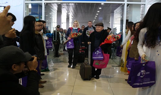 Ngày đầu năm, Huế tưng bừng chào đón khách 'xông đất' đường hàng không