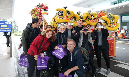 Ngày đầu năm, Huế tưng bừng chào đón khách 'xông đất' đường hàng không